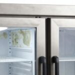 Limpeza profissional de geladeira com aplicação do Mixclor Foam LT para remoção de gordura, mofo e resíduos orgânicos